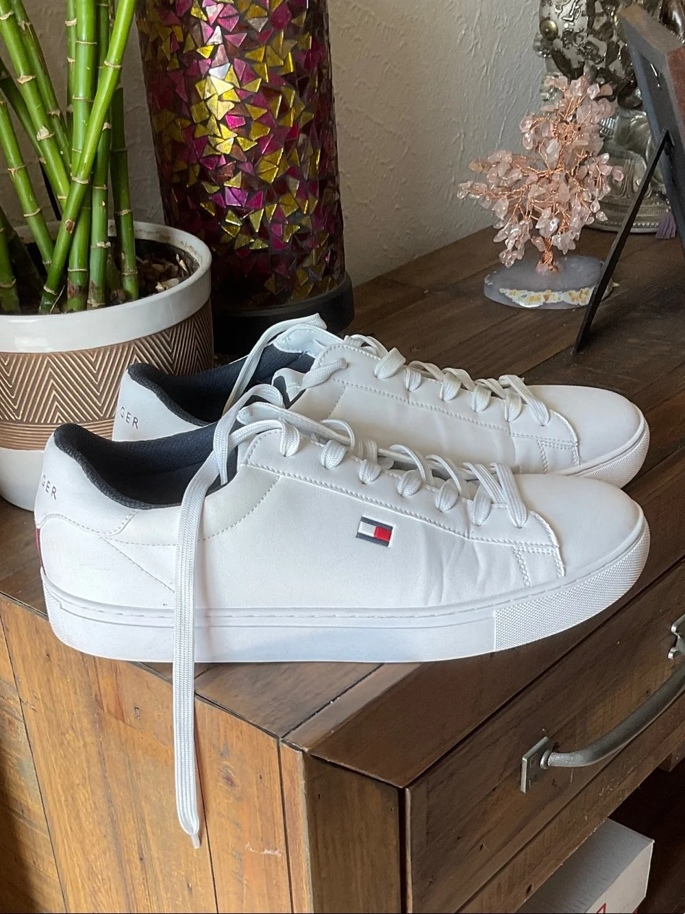 Tommy Hilfiger White Leather Low-Top Sneakers with Navy Liner and Flag Detail